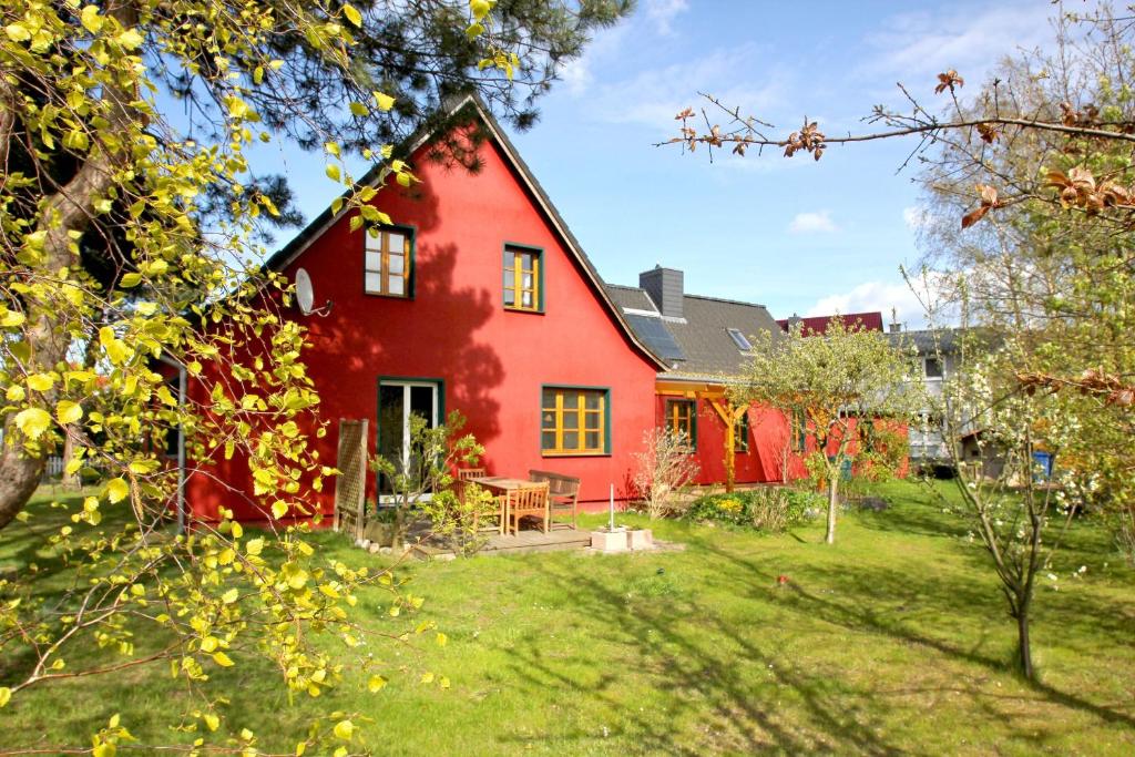 ティースゾーにあるFerienhaus Utkiek Soe - Terrasse, Garten, strandnahの庭付赤い家
