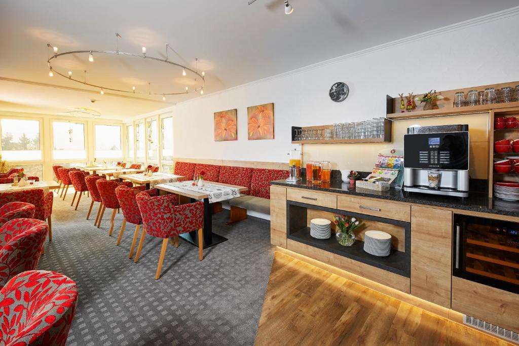 Příslušenství pro přípravu čaje a kávy v ubytování Hotel & Ferienappartements Edelweiss
