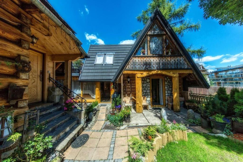 a log home with a gambrel roof at Domek Uroczysko Pod Nosalem in Zakopane