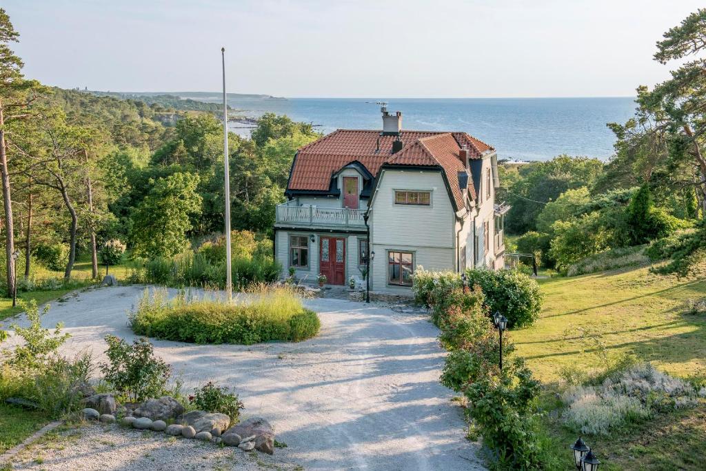 an old house on a hill next to the ocean at Villa Lullyhill in Visby