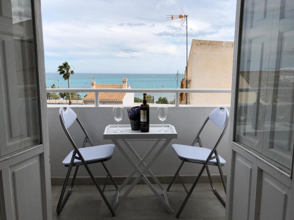 アリカンテにあるCasa Con Preciosas Vistas A La Playa Del Postiguetのテーブルと椅子、海の景色を望むバルコニー