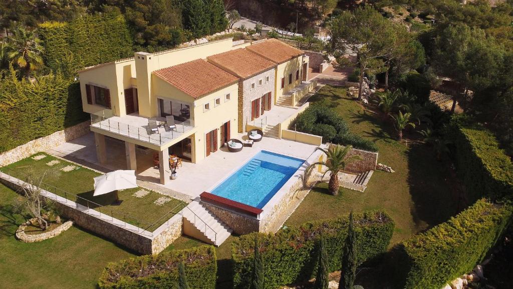 een luchtzicht op een huis met een zwembad bij Villa Amber by Cap Vermell Estate in Canyamel