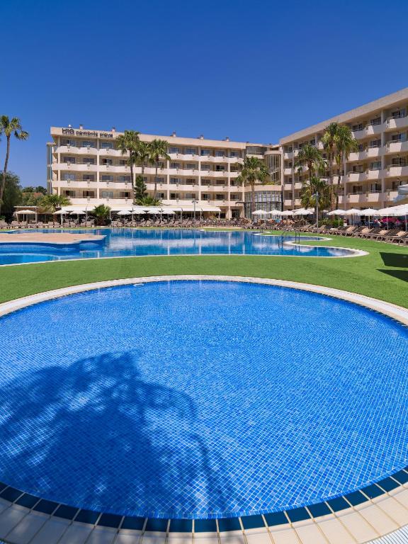 Bazén v ubytování H10 Cambrils Playa nebo v jeho okolí