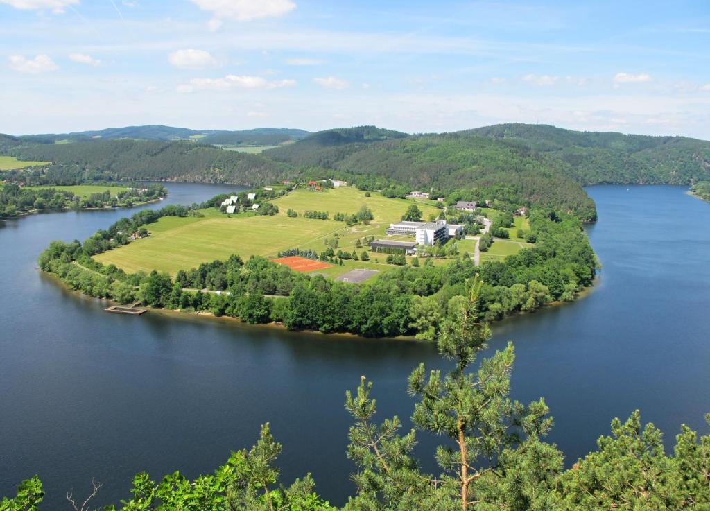 una isla en medio de un lago en Runch Smilovice en Chotilsko