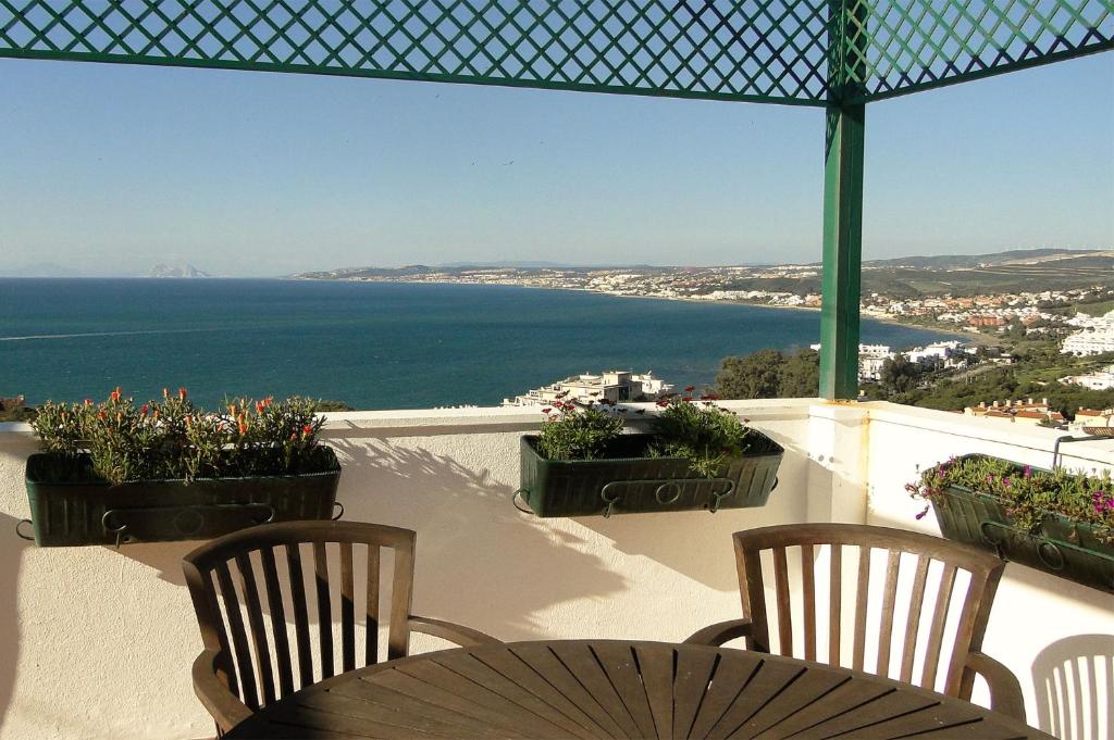 d'un balcon avec des chaises et des tables offrant une vue sur l'océan. dans l'établissement Jabeque, à Estepona