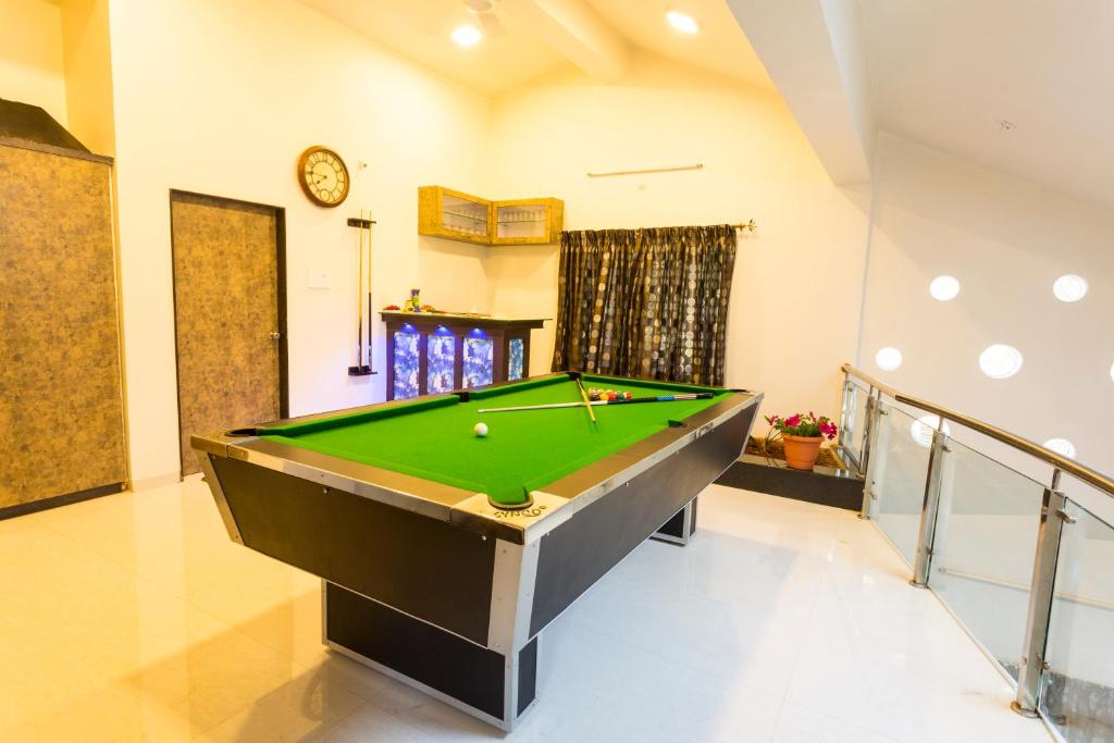 uma sala de bilhar com uma mesa de bilhar em Aneesha Villa em Mahabaleshwar