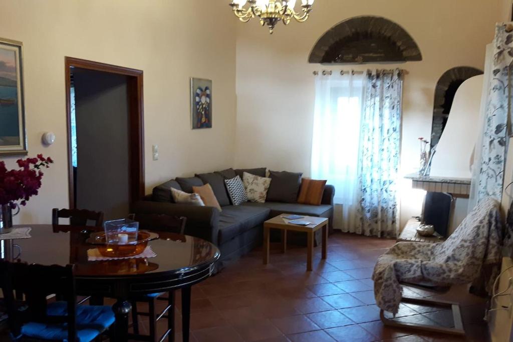a living room with a couch and a table at Green Oasis in Lámira