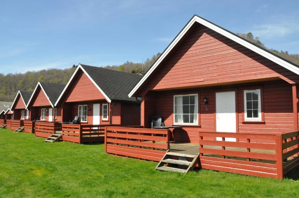a row of houses in a row on the grass at Camp Åpta in Farsund