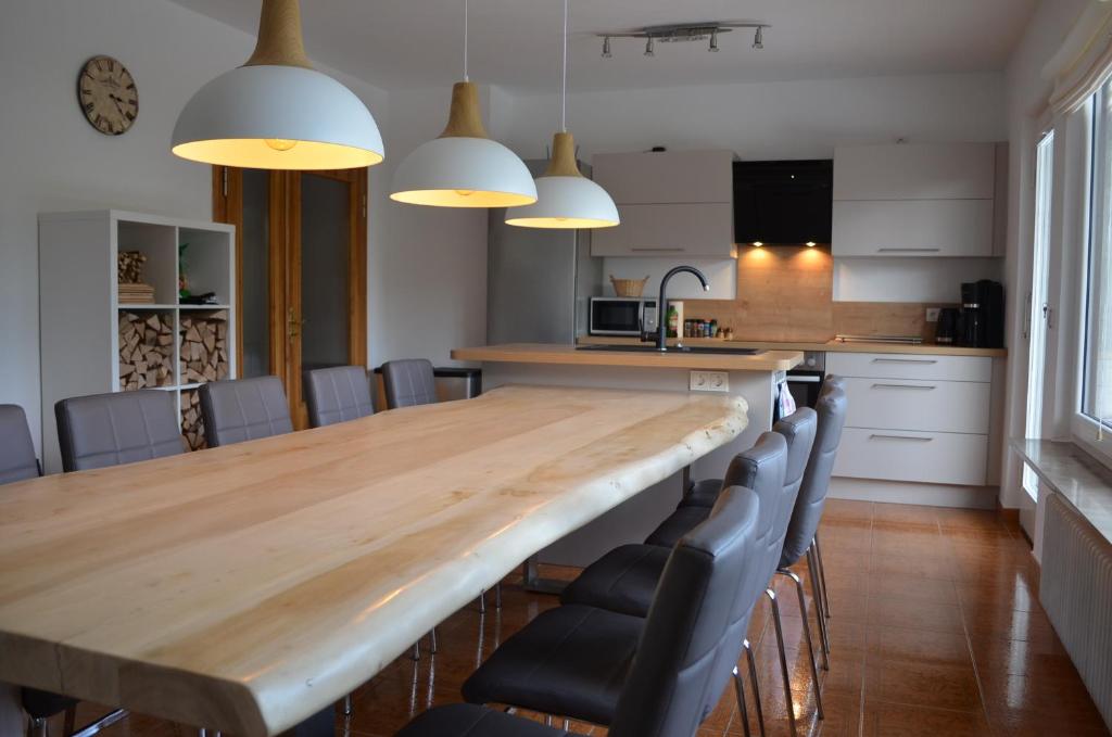 uma cozinha e sala de jantar com uma mesa de madeira e cadeiras em Haus Siggi em Braunlage