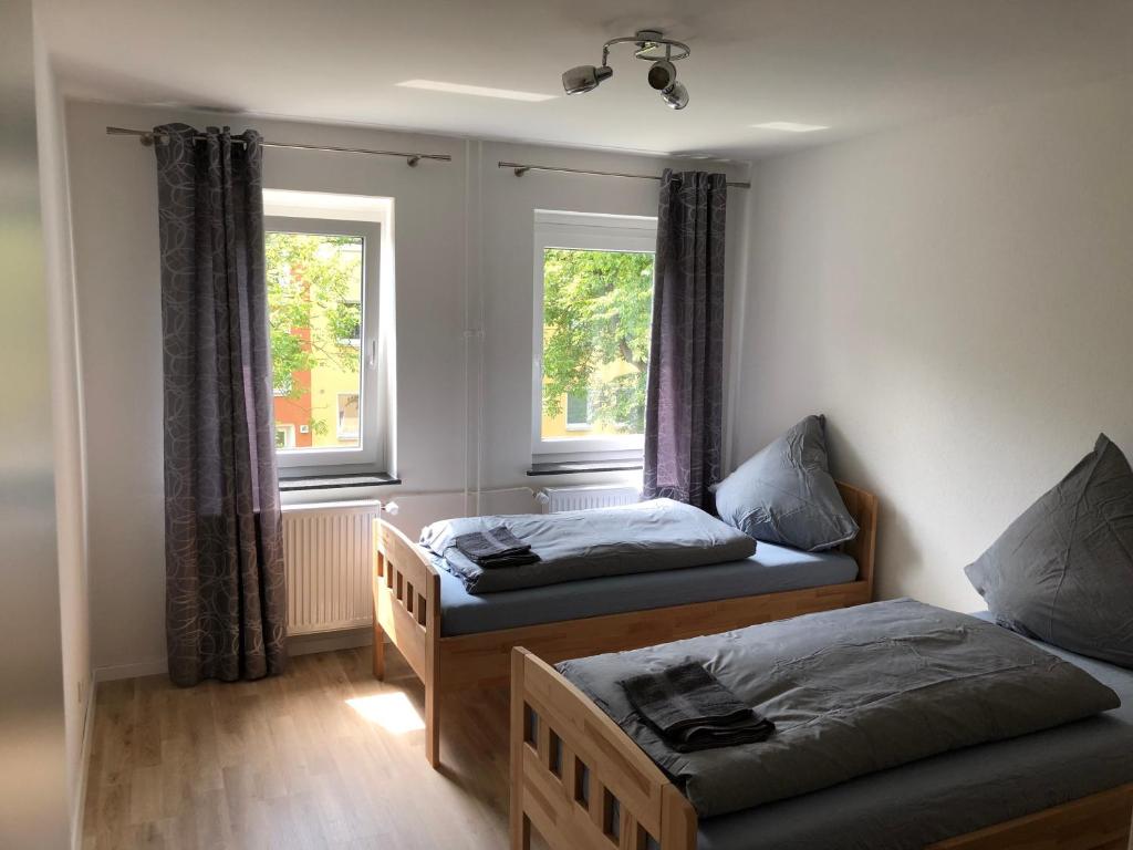 Zimmer mit 2 Betten und einem Fenster in der Unterkunft Apartment Hannover / Messe in Hannover