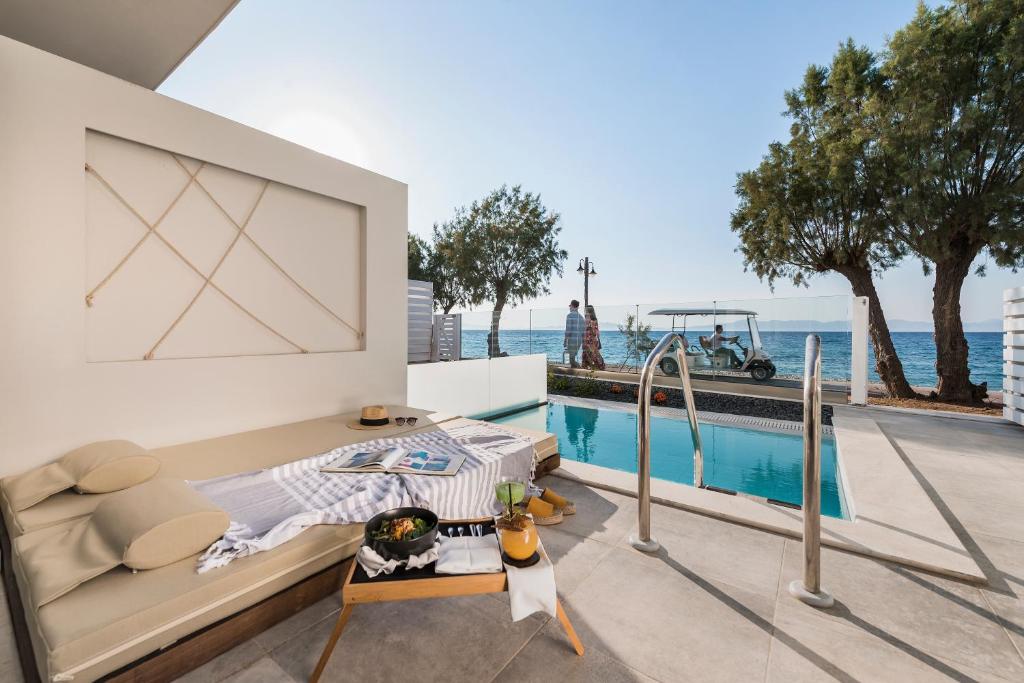 Bazén v ubytování Villa Di Mare Seaside Suites nebo v jeho okolí