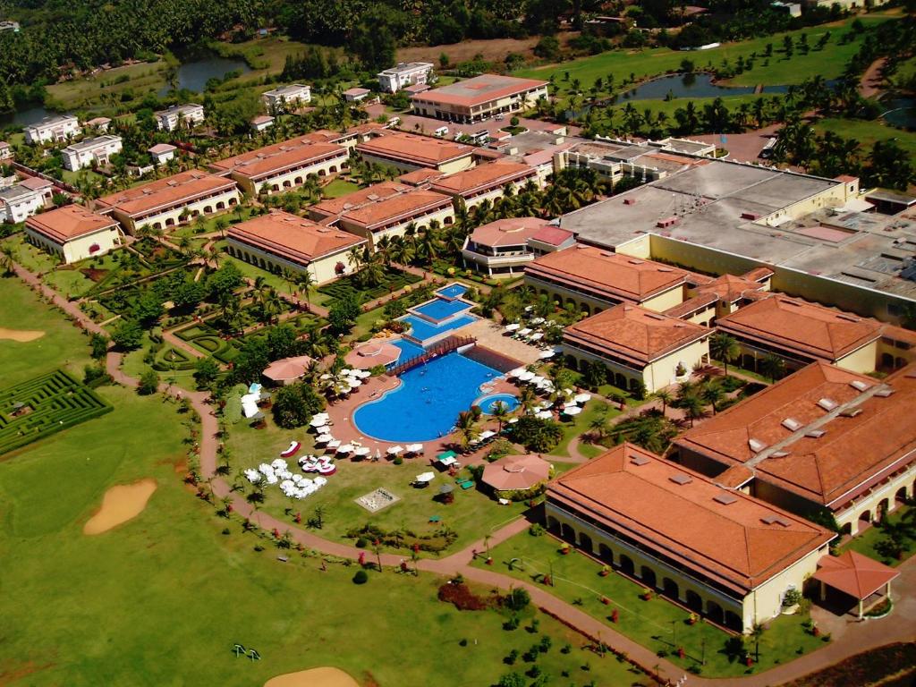 Bazén v ubytování The LaLiT Golf & Spa Resort Goa nebo v jeho okolí