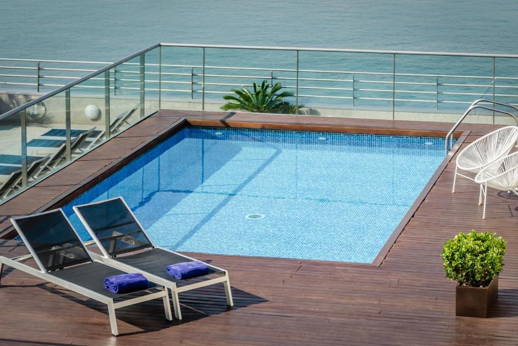 una piscina en la terraza de un edificio en Eurostars Grand Marina Hotel GL en Barcelona
