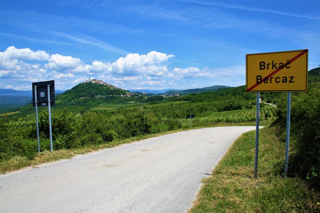 a street sign on the side of a road at Apartman Monte Rudina in Motovun