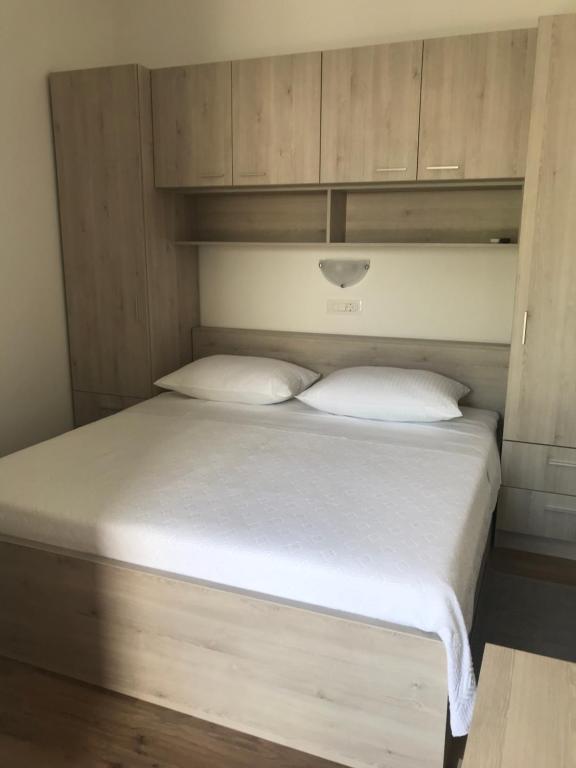 1 cama con 2 almohadas en una habitación en Sea View Room Macolic, en Rab