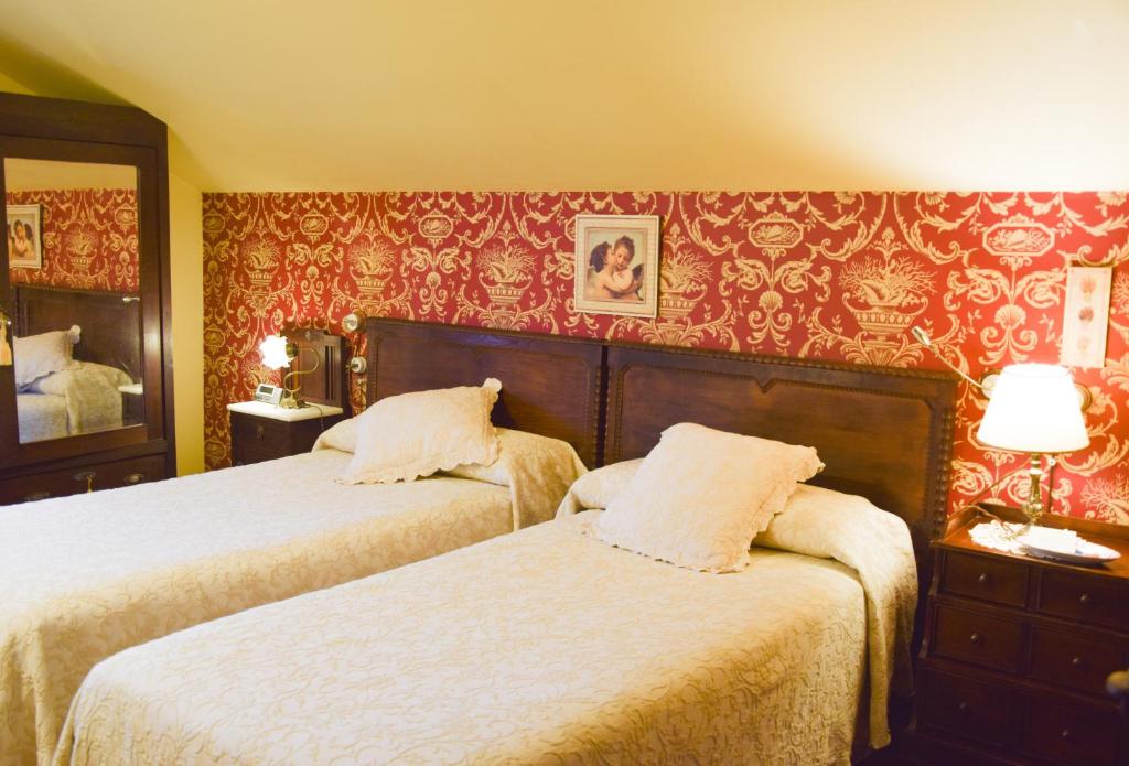 A bed or beds in a room at Posada de Pedreña