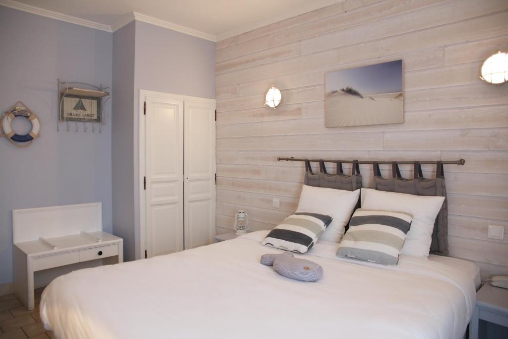 Postel nebo postele na pokoji v ubytování Logis Hotel Le Nuage
