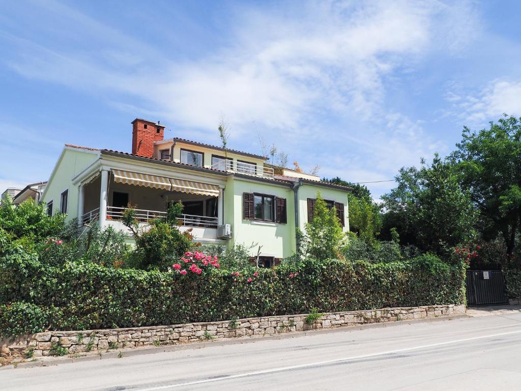 uma casa verde ao lado de uma rua em Dea Apartments em Pula