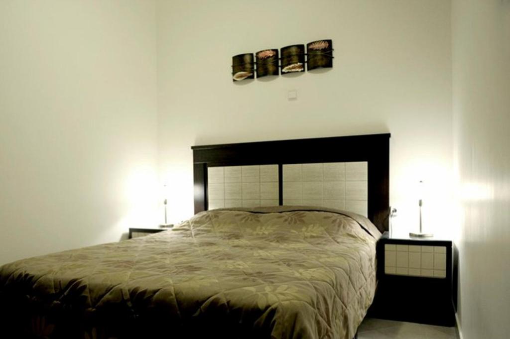 Uma cama ou camas num quarto em Aerolithos