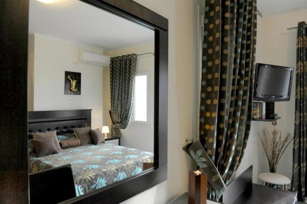 Uma cama ou camas num quarto em Aerolithos