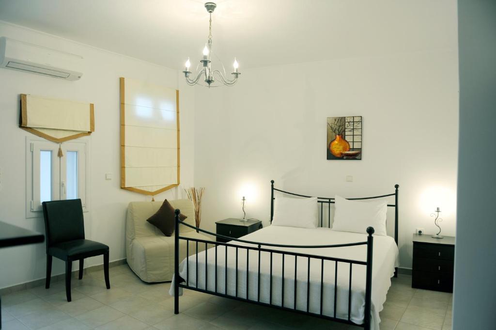 Uma cama ou camas num quarto em Aerolithos