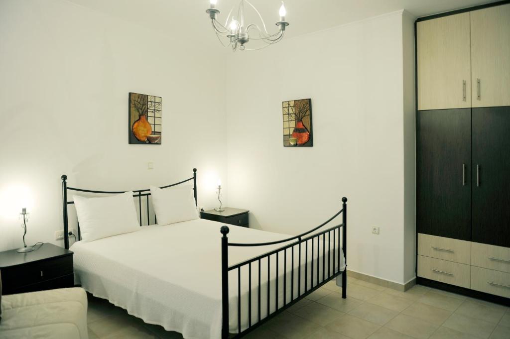 um quarto com uma cama grande e um sofá em Aerolithos em Adamas