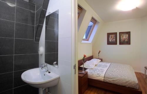 
a bathroom with a sink, toilet and bathtub at DV Groep Bed & Breakfast in Volendam

