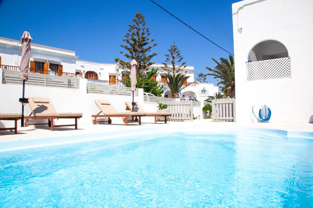 une villa avec une piscine en face d'une maison dans l'établissement Oscar Hotel, à Kamari