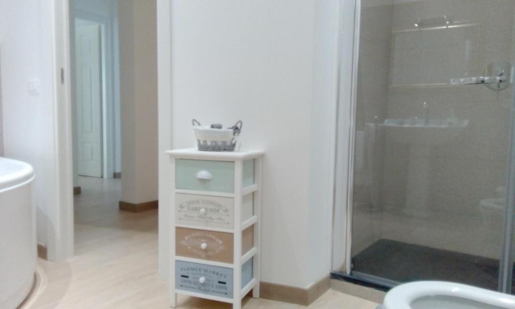 A bathroom at Appartamento tra mare e storia