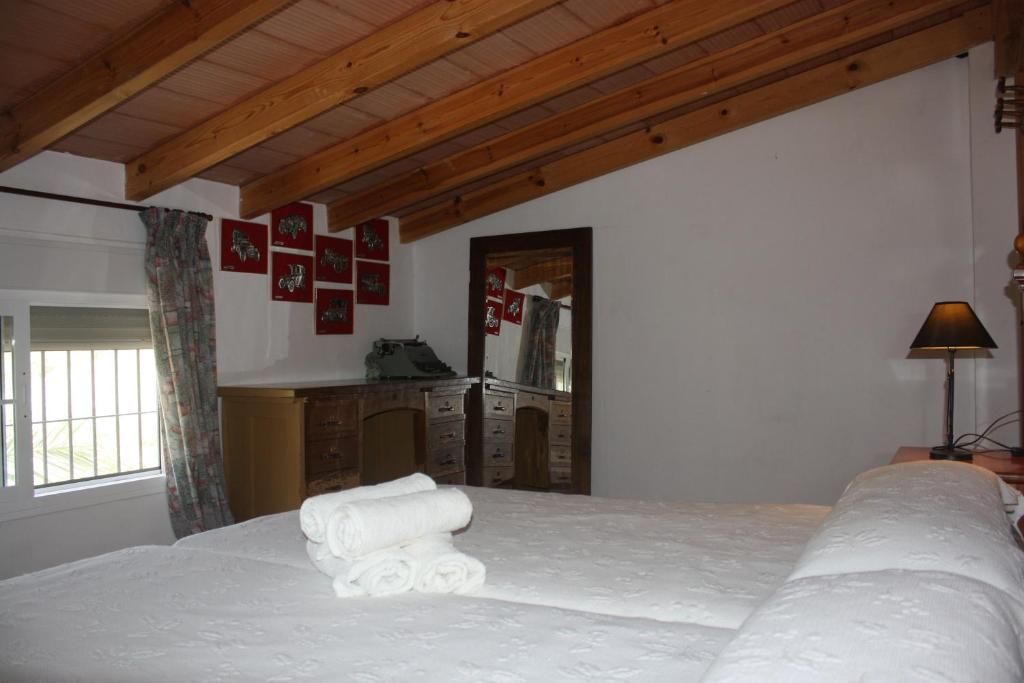 Łóżko lub łóżka w pokoju w obiekcie Cortijo del Sidi