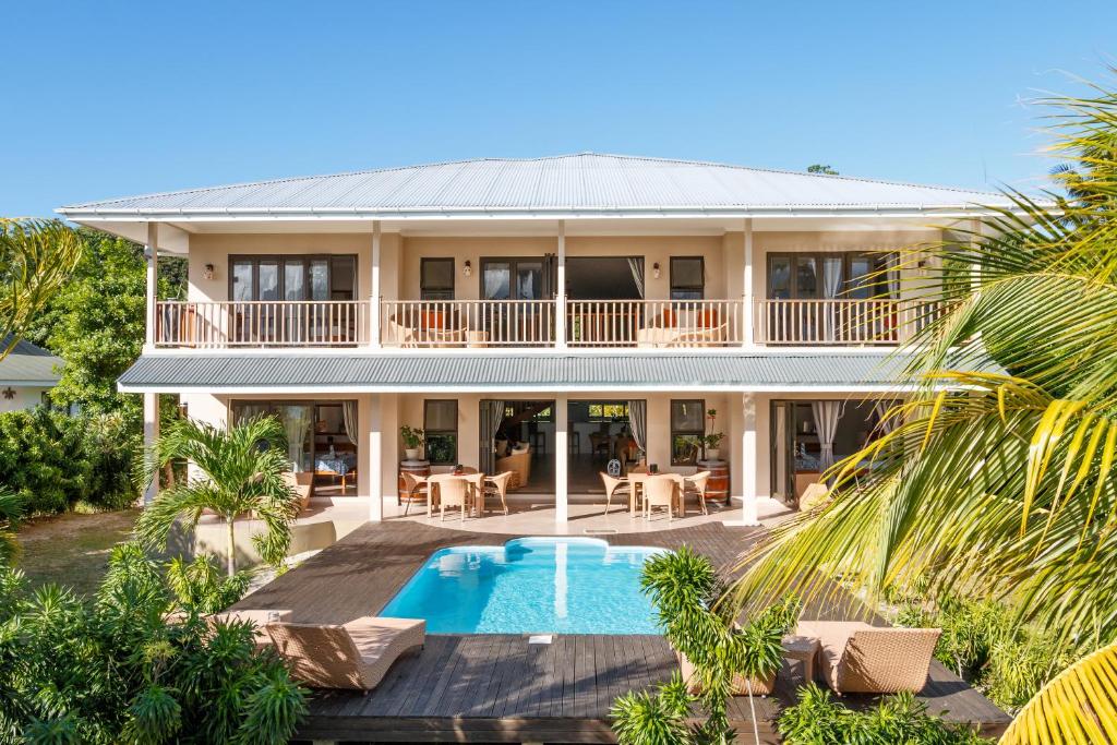 une image d'une maison avec une piscine dans l'établissement Surf Tropical Villa Seascape, à Île au Cerf