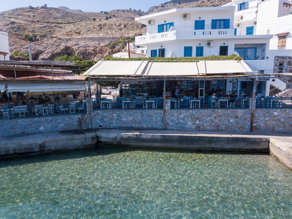 ein Restaurant neben einem Wasserkörper in der Unterkunft Lefka Ori in Chora Sfakion