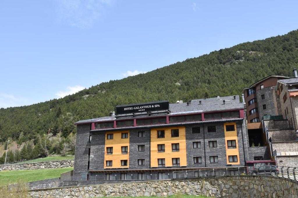 Nespecifikovaný výhled na hory nebo výhled na hory při pohledu z hotelu