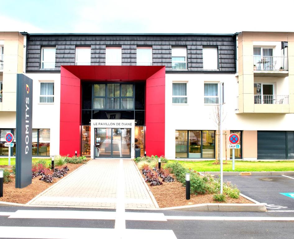 ティオンヴィルにあるDomitys Le Pavillon de Dianeの赤と白の建物と建物