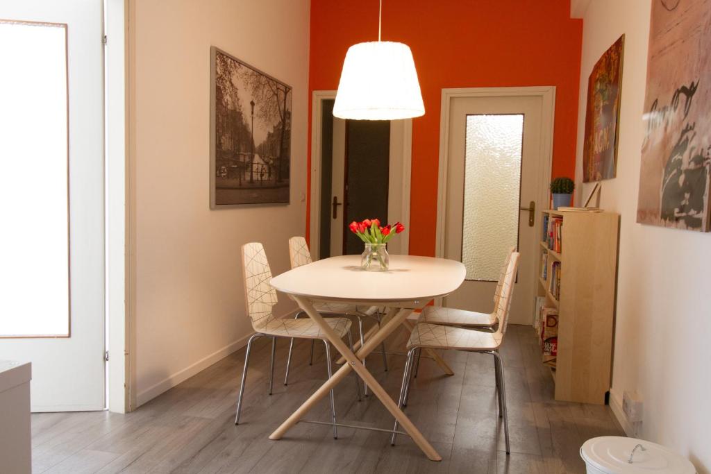 - une salle à manger avec une table et des chaises dans l'établissement Soleluna Locazione Turistica, à Vérone