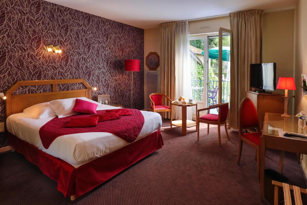 une chambre d'hôtel avec un lit et une couverture rouge dans l'établissement Logis Burnel Et La Cle Des Champs, à Rouvres-en-Xaintois