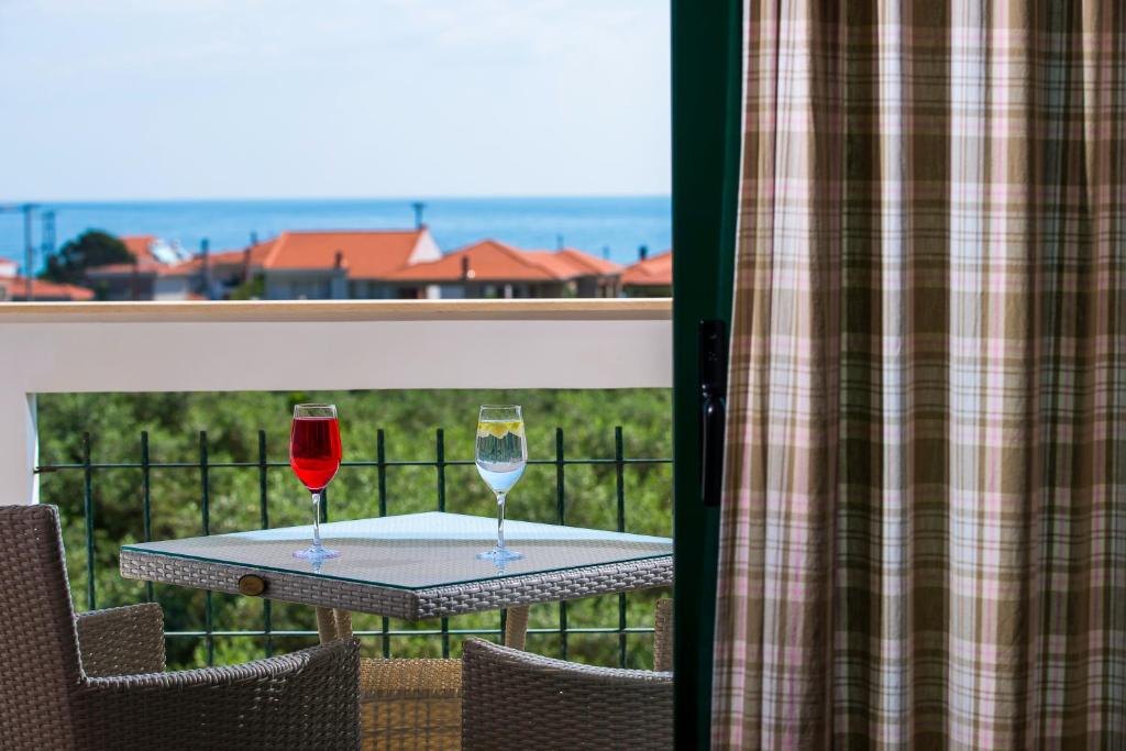 Ocean Beach Hotel - 9