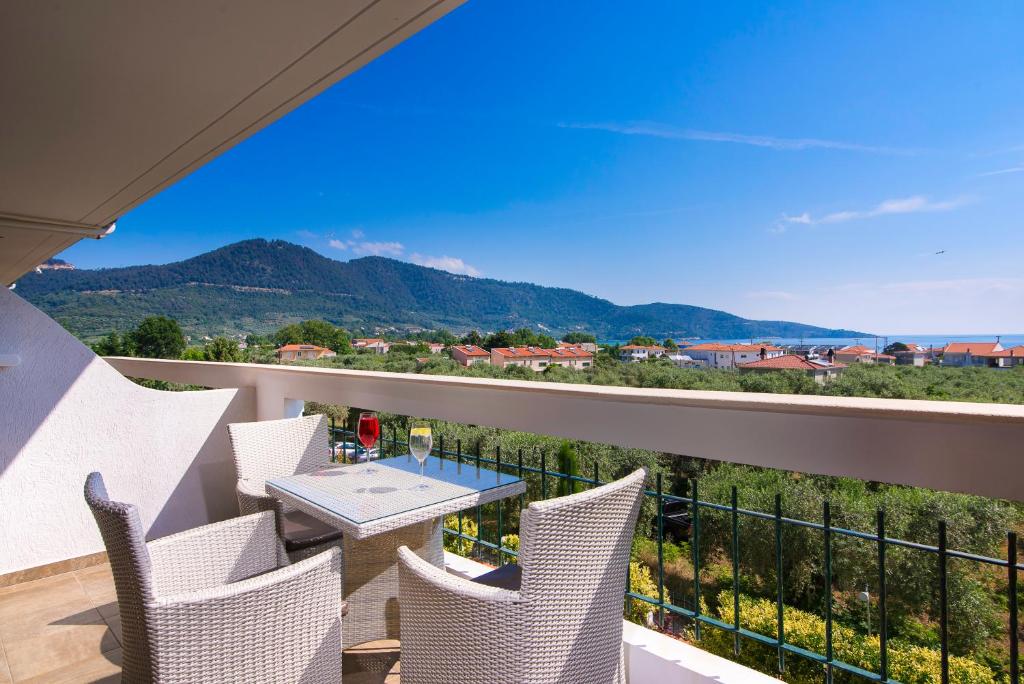 Ocean Beach Hotel - 8