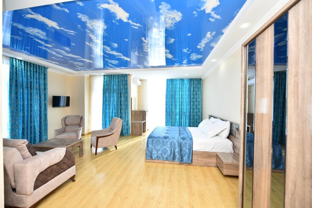Postel nebo postele na pokoji v ubytování Hotel Skyline Batumi