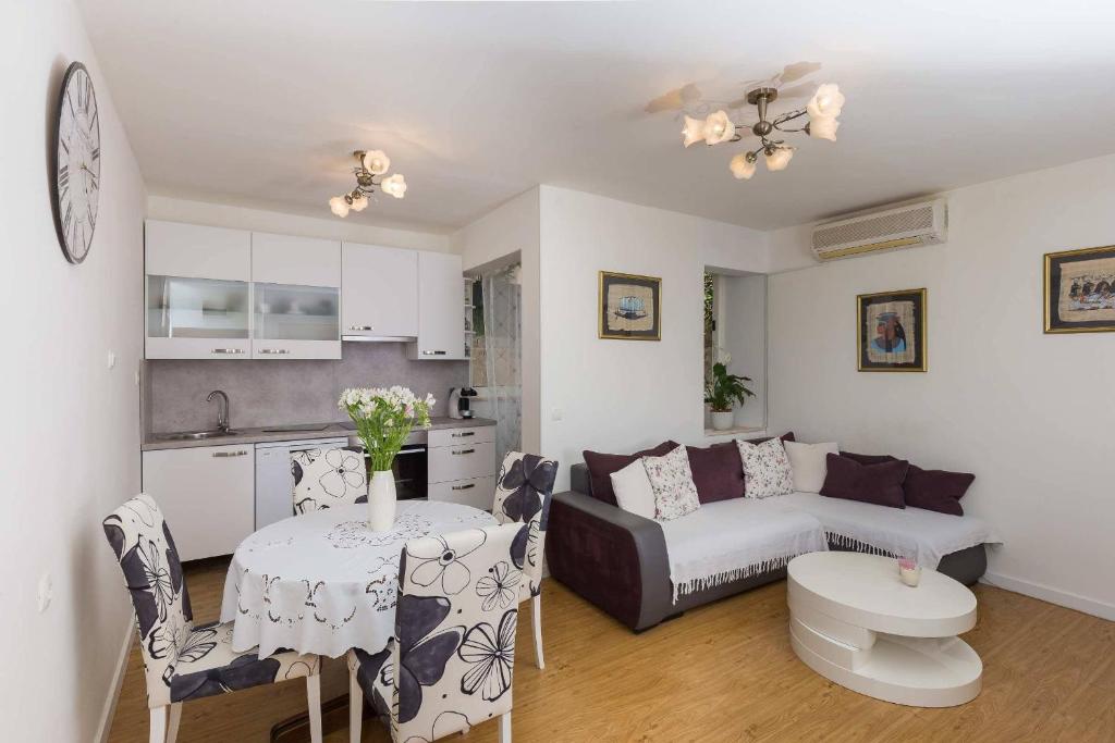 sala de estar con sofá y mesa en White Rose Apartment en Dubrovnik