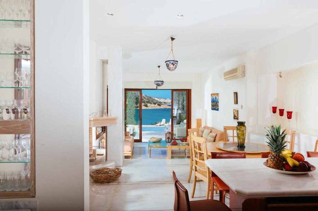 Posedenie v ubytovaní Agios Nikolaos Beach Villas