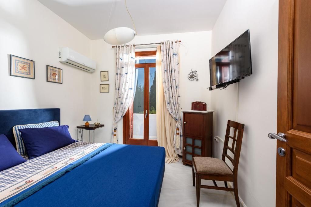 Televízia a/alebo spoločenská miestnosť v ubytovaní Agios Nikolaos Beach Villas