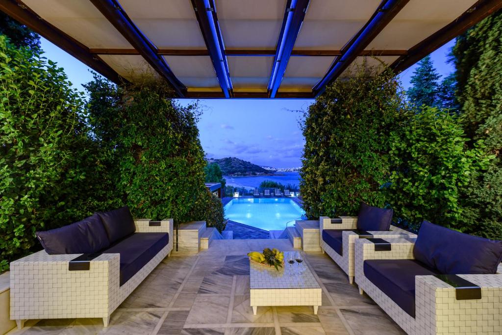 Bazén v ubytovaní Agios Nikolaos Beach Villas alebo v jeho blízkosti