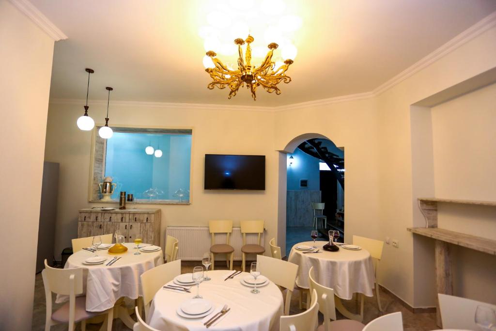 TV a/nebo společenská místnost v ubytování Hotel City Kutaisi