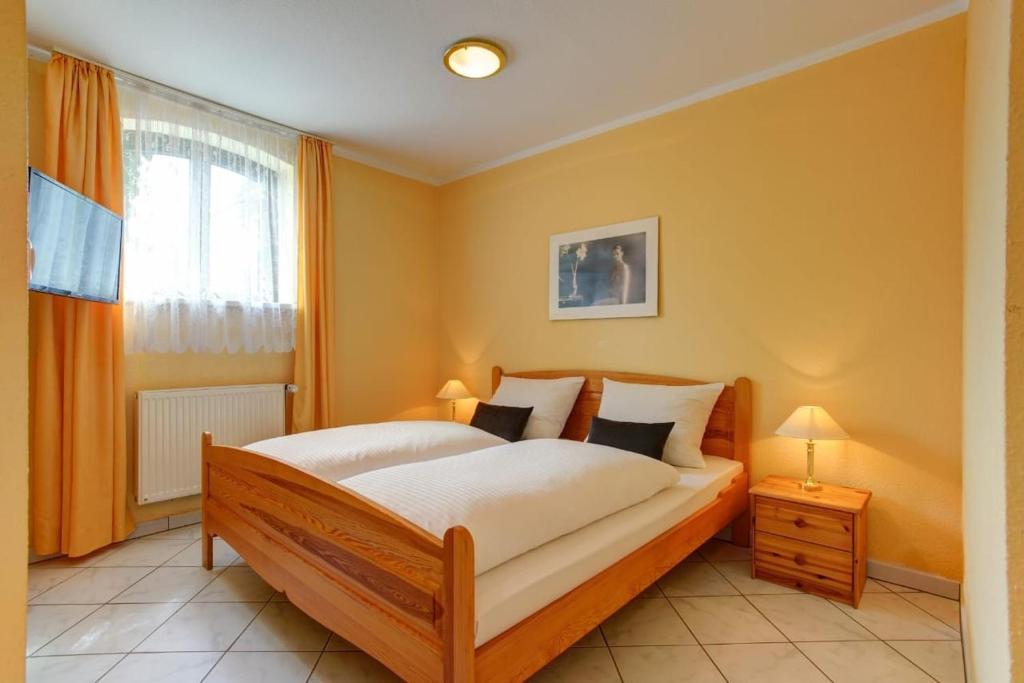 een slaapkamer met een bed en een raam bij Gasthaus Hannover in Hannover