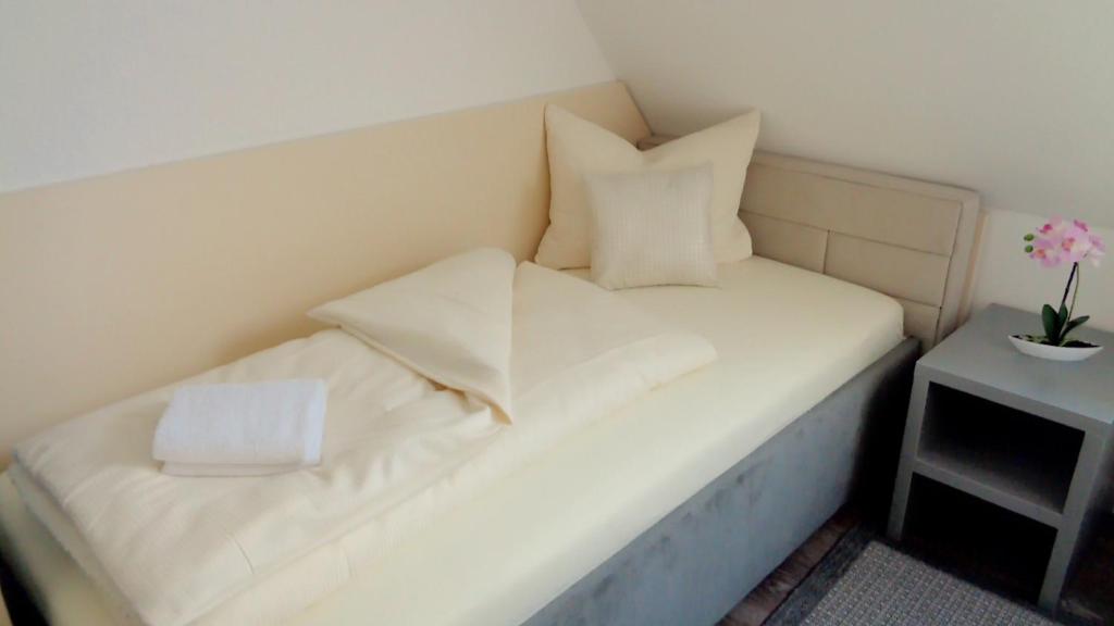 Postel nebo postele na pokoji v ubytování Hotel Stadt Soltau