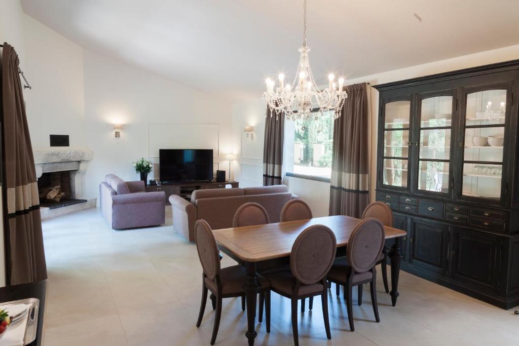 Le Vallon de Valrugues Hotel Spa & Villas - 两居室的别墅，带有加热游泳池