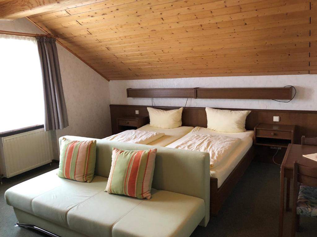 Postel nebo postele na pokoji v ubytování Gästehaus Rehwinkel