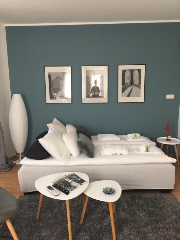 Postel nebo postele na pokoji v ubytování Lake Apartment
