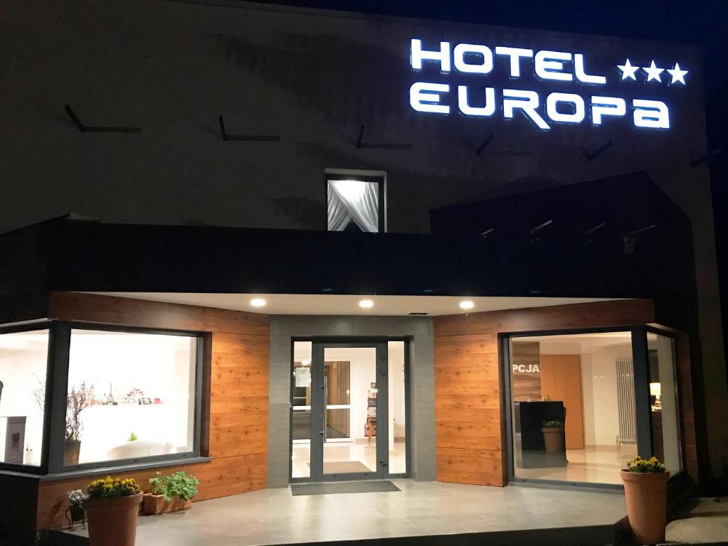 una señal de hotel gupperapa en el lateral de un edificio en Hotel Europa, en Elbląg